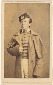 [Soldado da Guerra Civil não identificado, de pé, com uma mão agarrada ao seu sobretudo]