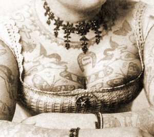 Close-up do peito de Annie Howard, c.1898 (foto do gabinete)