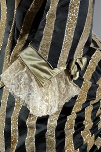 Vestido de noite, c.1884 (vista detalhada do braço). Cetina de seda e veludo cortado, renda, borlas de fio de seda e franja. Charles Frederick Worth, França. de Charles Frederick Worth