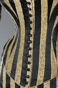 Vestido de noite, c.1884 (vista parcial do fecho dos botões). Cetina de seda e veludo cortado, renda, borlas de fio de seda e franja. Charles Frederick Worth, França.