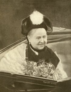 Rainha Victoria sorrindo, tendo acabado de aceitar um ramo de flores, Ilha de Wight, c.1887 (foto a p/b)