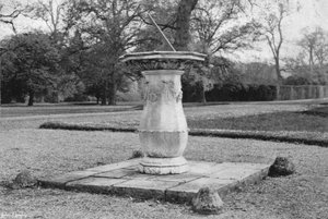 Um relógio de sol de mármore (foto a p/b) de Charles Latham