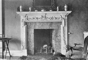 Um Mantel Scultured de Charles Latham