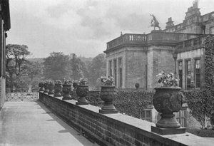 Vasos de Pedra Esculpida, East Terrace (foto a p/b) de Charles Latham