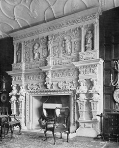 A peça de chaminé na sala de estar, South Wraxall Manor, de &39;In English Homes vol. 1 de 1904
