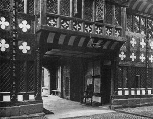 O portão de entrada de dentro do quadrilátero de Charles Latham