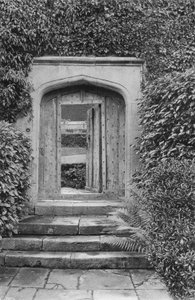 A Entrada do Jardim (foto a p/b) de Charles Latham