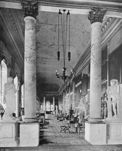 A longa galeria de Charles Latham