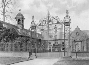 The West Forecourt de Charles Latham