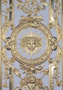 Detalhe do painel mostrando o emblema de Louis XIV 1638-1715 do Salon de Venus, 1668 madeira dourada ver também 192316 de Charles Le Brun