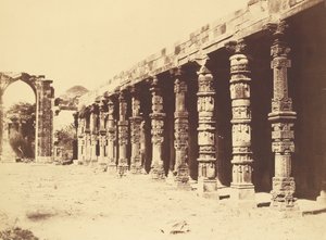 Interior do Templo Hindu em Kootub de Charles Moravia