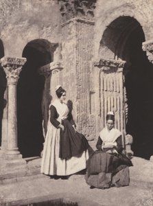 Arlesianas no claustro de Saint-Trophime de Charles Nègre
