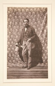 Retrato de um homem de pé com chapéu de Charles Nègre