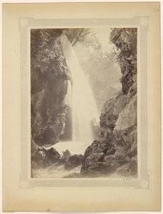 Cascata e rochedos, sul de França de Charles Nègre