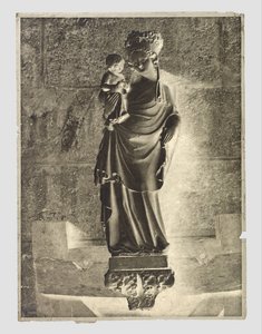 Escultura de Maria com criança em Notre-Dame, Paris