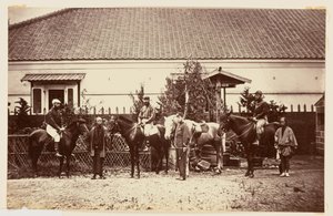 Retrato de grupo militar com cavalos