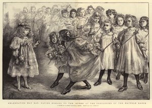Comemorando o dia de maio, homenageando a rainha na conclusão da dança Maypole