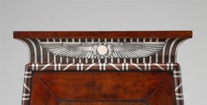 Detalhe de um armário de moedas ornamentado com emblemas egípcios prateados, c.1805 (mogno) de Charles Percier