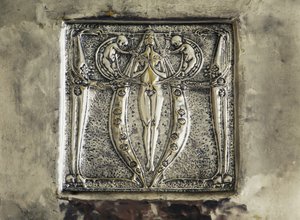 Baixo relevo, detalhe da decoração da lareira, quarto por Charles Rennie Mackintosh, Reino Unido, século XX de Charles Rennie Mackintosh