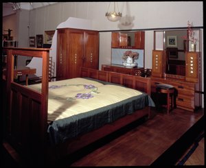 Suíte para o quarto de hóspedes no 78 Derngate, Northampton, fabricado por WJ Bassett-Lowke, 1917 (madeira de mogno)