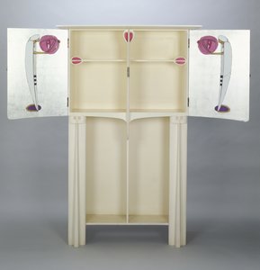 Armários, feitos para 14 Kingsborough Gardens, Glasgow, 1902 (carvalho pintado) 88, duas figuras nas portas laterais em manto árabe e turbante segurando lanternas; de Charles Rennie Mackintosh