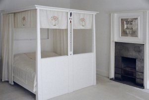 Mobiliário projetado para No. 120 Mains Street, Glasgow, cama de dossel, c.1900 (madeira pintada e esmalte) de Charles Rennie Mackintosh