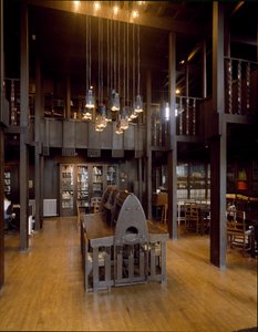 Vista interior da sala de leitura da Escola de Belas Artes desenhada pelo arquitecto Charles Rennie Mackintosh (1868-1928) de Charles Rennie Mackintosh