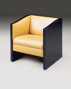 Uma de um par de poltronas, final do século 20 (couro bege e carvalho ebanizado) de Charles Rennie Mackintosh