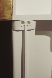 Armário branco projetado para a Sra. Rowat, 1902 (madeira, vitral, esmalte) de Charles Rennie Mackintosh