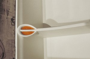 Armário branco projetado para a Sra. Rowat, 1902 (madeira, vitral, esmalte) de Charles Rennie Mackintosh