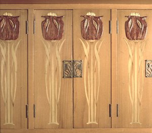 Detalhe de incrustação esculpida em gabinete, feita pela Guilda do Artesanato, c.1898-99 (mogno, azevinho e latão) de Charles Robert Ashbee