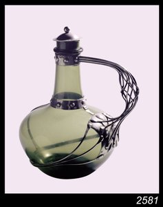 Jarra de vidro verde montada em prata com marca dos fabricantes da Guild of Handicraft, 1901 (vidro e prata)