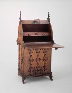 Secretária, c.1889 (madeira de carvalho, ferro, tinta e aniagem)