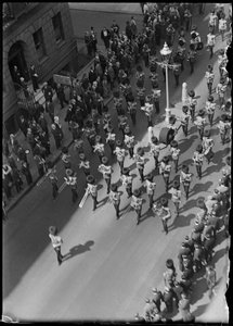 Cortejo fúnebre de um militar premiado com a Victoria Cross, Londres, início dos anos 1930.