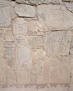 Arte pré-colombiana: relevo sobre ruínas, século IX a.C. (fotografia de Chavin Chavin