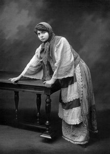 A atriz francesa Jane Rosni-Derys no papel de Sonia Randzew na peça "Les revoltes", Paris, fotografia de Cheri Rousseau e Glauth do jornal francês "Le theatre", dezembro de 1908
