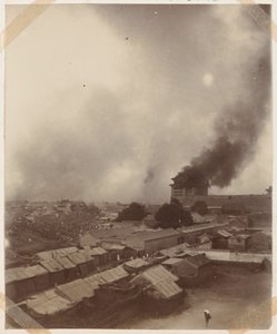 Um grande incêndio no portão principal de Pequim, 1900 de Chinese Photographer