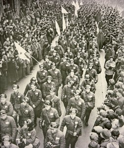 Corpo Médico Chinês saindo de Shanghai para a Coréia em 1951 (foto a p/b) de Chinese Photographer