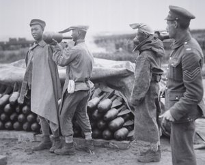 China a abastecer-se de bombas aéreas num depósito de artilharia em França de Chinese Photographer