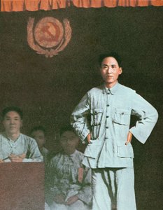 Mao Tse Tung discursando numa conferência comunista internacional na província de Kiangsi