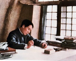Mao escrevendo seu trabalho "Da Guerra Prolongada" em uma caverna em Yenan de Chinese Photographer