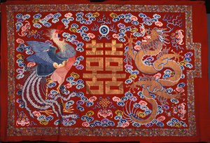 Um chinês pendurado em lã vermelha com um caráter central em fio dourado, ladeado por uma Fênix e um Dragão, do século XIX de Chinese School