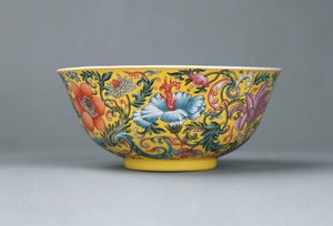Uma bela tigela de fundo amarelo da família rosa, 1821-1850 de Chinese School