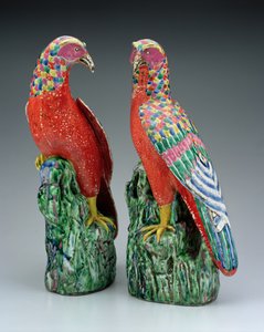 Um par de falcões de porcelana chinesa pintados em esmaltes rosa da família (porcelana) de Chinese School