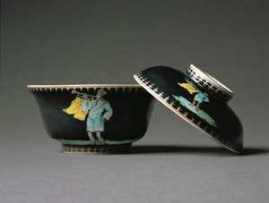 Um sugarbowl e cobertura, período de Qianlong (1736-95) c.1740 (porcelana) (veja também 314530)