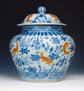 Frasco e tampa esmaltados em azul e branco "Fish", 1522-1566 de Chinese School