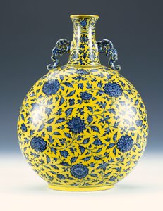 Um balão lunar esmaltado azul e amarelo sob o vidrado com um padrão de peônia e lótus, c.1723-1735 de Chinese School