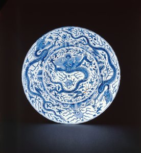 Prato azul e branco pintado com dragões, Wanli ou Chongzheng, 1600-35 (porcelana)