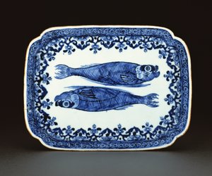 Prato de porcelana azul e branco de exportação pintado com peixe (porcelana) de Chinese School