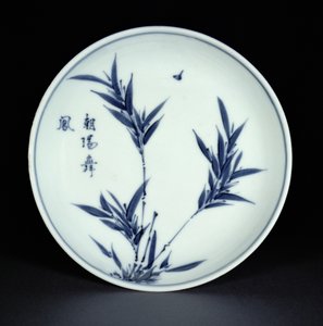 Prato de prato kosometsuke azul e branco pintado com bambu e caligrafia, marca Tianqi e período, 1621-27 (porcelana)